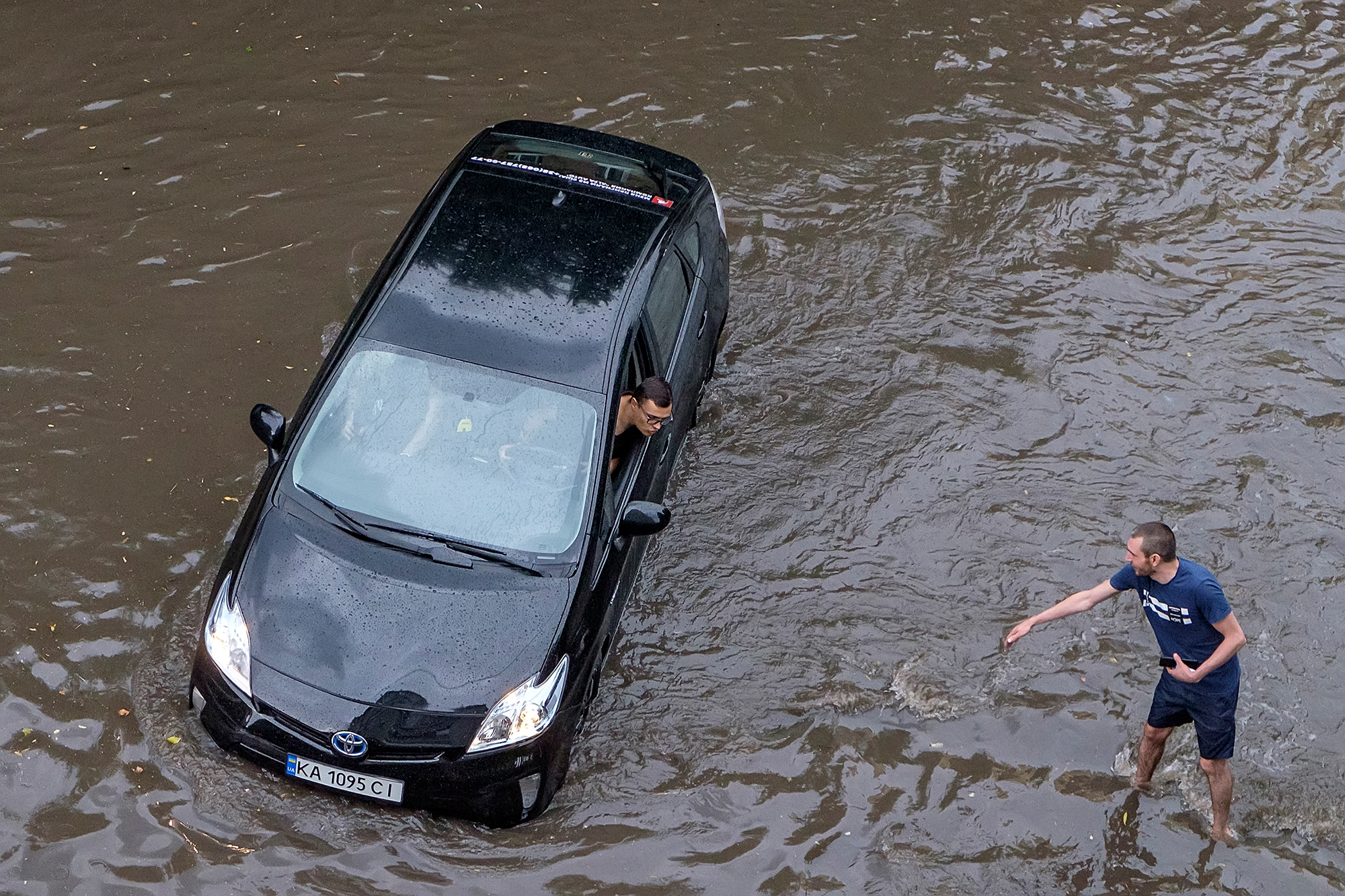 Проблемы с авто: что делать, если из машины капает жидкость